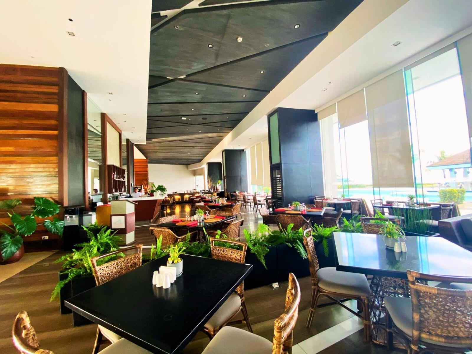 Arterra Seaview Resort Lapu-Lapu City Bagian luar foto