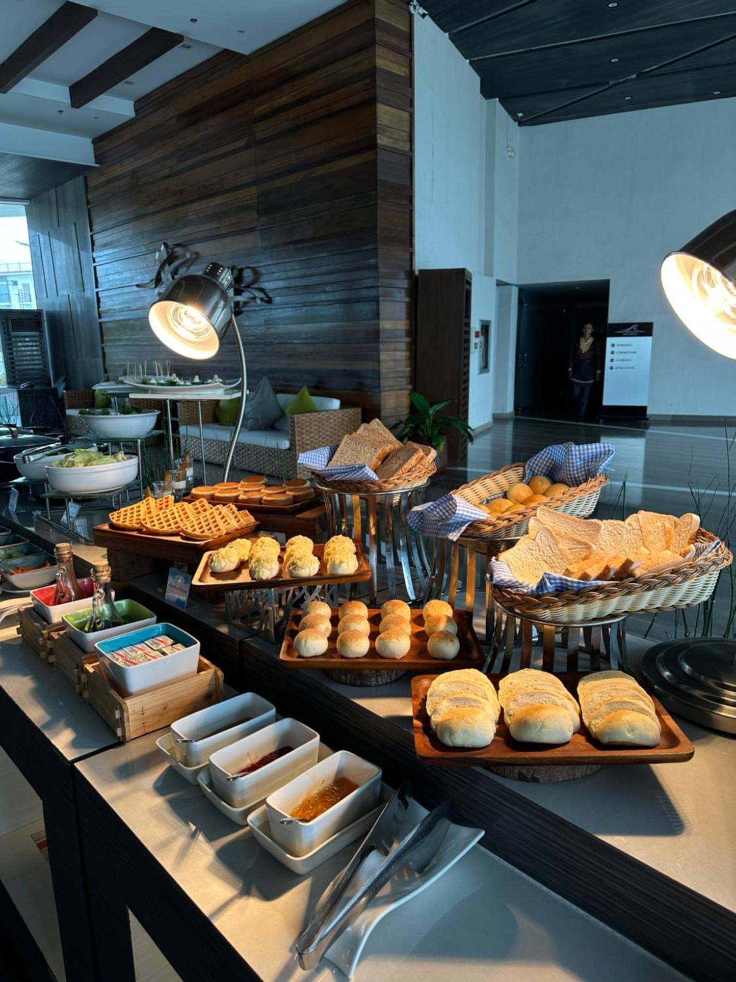 Arterra Seaview Resort Lapu-Lapu City Bagian luar foto